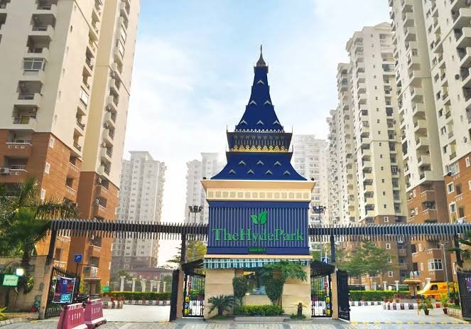 2Bhk+Study flat Available in hydpark sector 78 noida for sale