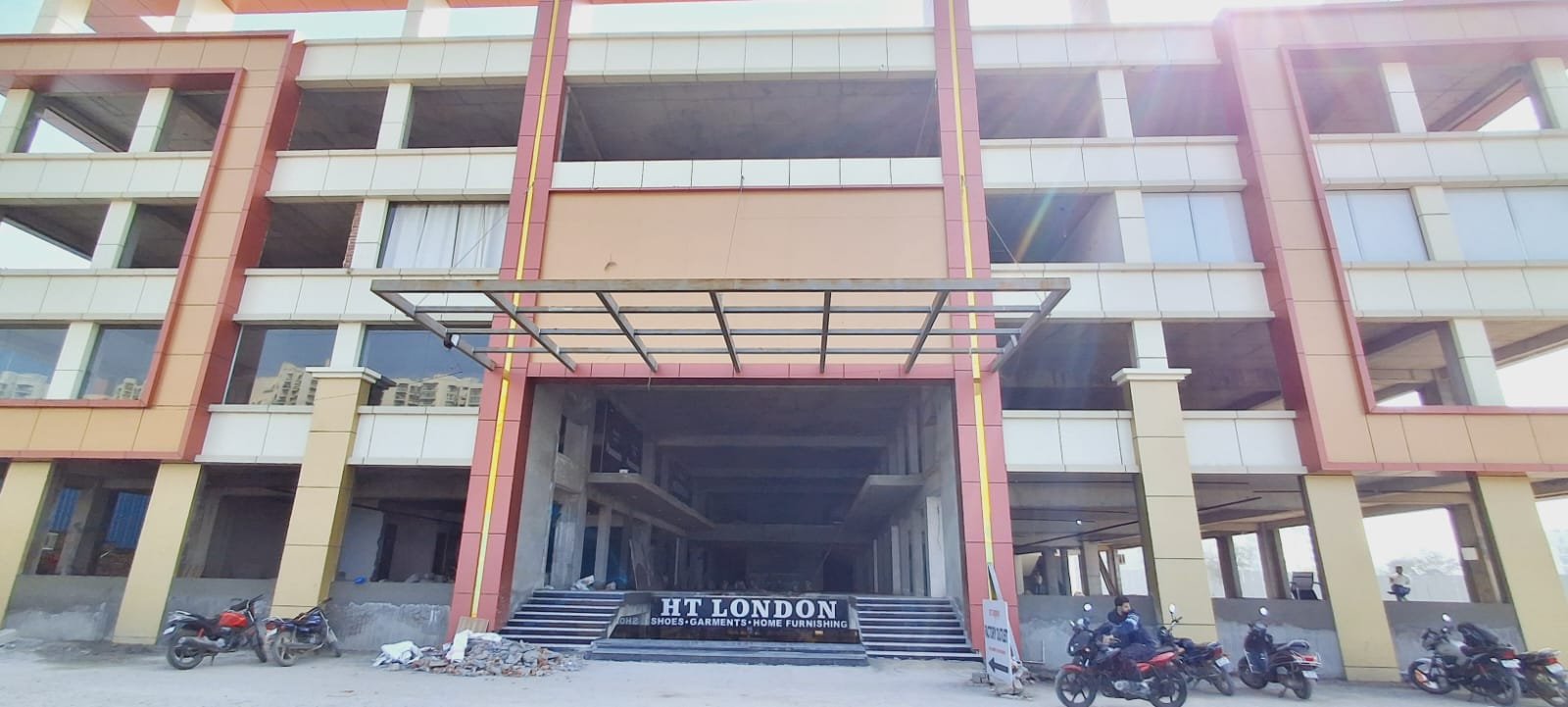 Commercial shop available in PHEONIX SQUARE sector 1 noida extension